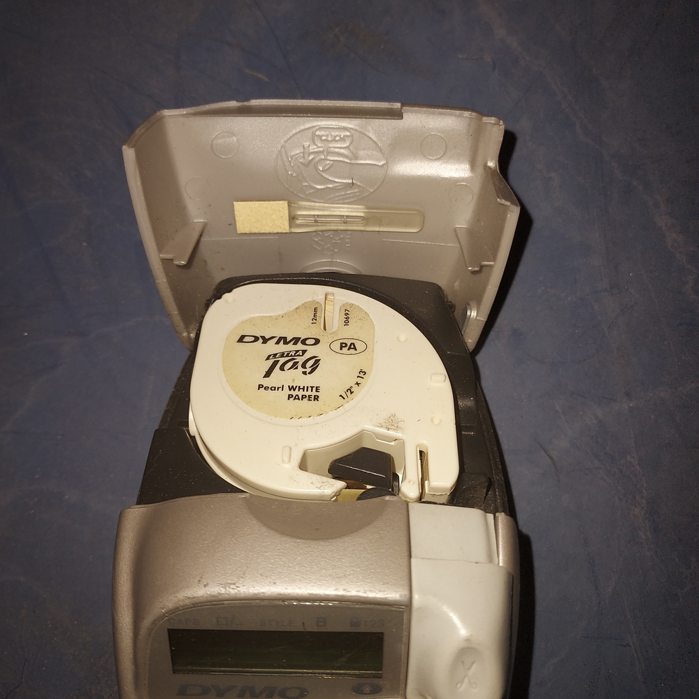 DYMO Silver Label Maker - Picture 4 of 6